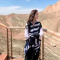 Eleganter schwarz-weiß gestreifter Sonnenschutz-Schal im Ethno-Stil für Sommerreisen - 180cm / Schwarz-weiß kariert