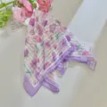 Pañuelo cuadrado de flores de estilo francés con motivo floral púrpura para el pelo - 58x58cm / Floral con Borde Púrpura