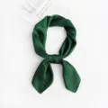 Elegante foulard quadrato in raso verde smeraldo con finitura effetto seta - 70*70cm / Verde
