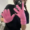 Nahaufnahme von leuchtend rosa flauschigen Strickhandschuhen für Winterwärme - Einheitsgröße / Pfirsichrosa
