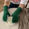 Lifestyle-Foto grüner Strickhandschuhe aus Kaninchenhaar mit weißer Kaffeetasse - Einheitsgröße / Grün