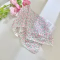 Elegante pañuelo para la cabeza estilo francés con delicado motivo floral rosa en blanco - 58x58cm / Fresco Floral