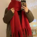 Écharpe d'hiver luxueuse et douce en mohair rouge avec d'épaisses franges portée par un mannequin - Écharpe épaisse rouge