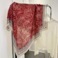 Detailansicht eines roten Baumwoll-Leinen-Quadrat-Schals mit elegantem weißen Rosenmuster - Elegante Rose - Weinrot / 90*90cm