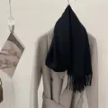 Écharpe noire en 100% laine australienne pour femmes avec détails de franges classiques - Noir Classique / 185cm