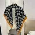 Detailansicht eines quadratischen Schals aus Baumwollleinen mit weißem Blumenmuster auf Schwarz - Gänseblümchen - Schwarz / 90*90cm