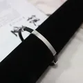 Personalisierbares Silikon-Lederarmband mit einer blanken Edelstahl-ID-Platte - Silber