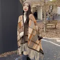 Model trägt dicken karierten Kaschmir-ähnlichen Schal Poncho mit Fransen im Freien - 130*150cm / diagonal square camel