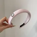Nahaufnahme eines gepolsterten rosa Satin-Haarreifs mit quadratischer Strass-Schnalle. - Quadratisches Strass-Haarband (FG894) / 3CM Breit / Rosa