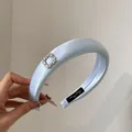 Nahaufnahme eines hellblauen gepolsterten Haarreifs mit einer funkelnden Strass-Quadratschnalle. - Quadratisches Strass-Haarband (FG894) / 3CM Breit / Blau