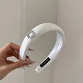 Detailansicht eines weißen gepolsterten Stirnbands mit funkelnder quadratischer Schnalle - Quadratisches Strass-Haarband (FG894) / 3CM Breit / Beige