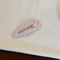 Vue macro détaillée d'une pince à cheveux à carreaux vichy rose et blanc pour filles - Style Goutte d'Eau Ajouré / Carreaux Rose