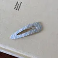 Dettaglio del tessuto a scacchi blu e bianchi di un fermaglio per capelli a goccia - A quadri / Blu Chiaro Goccia d'Acqua