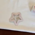 Vue détaillée de la pince à cheveux creuse rose en forme d'étoile avec tissu doux - Étoile Vidée / Rose