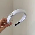 Detailansicht des gepolsterten Satin-Haarreifs mit luxuriöser Strass-Viereckschnalle - Quadratisches Strass-Haarband (FG894) / 3CM Breit / Lila