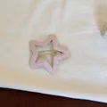 Vue détaillée d'une pince à cheveux en tissu rose en forme d'étoile à pois blancs - Étoile Vidée / Rose à Pois