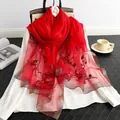 Roter Schal aus Seiden-Woll-Mischung mit eleganter Rosenstickerei und Goldrand - Rot