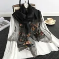 Eleganter schwarzer Seiden-Wollschal mit vintage orangefarbener Stickerei und Perlen - Schwarz