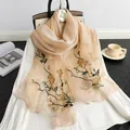 Beiger Seidenschal mit eleganten Rosenstickereien und handgefertigten Perlendetails - Champagner