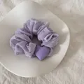 Λεπτομέρεια από μωβ λουλουδάτο scrunchie με καρδιά σε κομψό λευκό πιάτο. - Μικρό Λάστιχο Μαλλιών