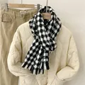 Primer plano de una bufanda a cuadros blancos y negros con chaqueta acolchada color crema - 190cm / Negro