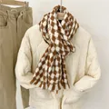 Detalle de una bufanda gruesa de pata de gallo marrón y blanca con una chaqueta acolchada blanca - 190cm / Marrón