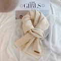 Eleganter weicher cremeweißer minimalistischer Strickschal für Damen, gemütliches Winter-Accessoire - 35x170cm / Gebrochenes Weiß