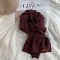 Hochwertiger weicher bordeauxroter Strickschal für den Winter mit dezentem Lederaufnäher - 35x170cm / Kastanienbraun