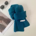 Groenblauwe gebreide korte sjaal met decoratief label voor herfst en winter. - 151 cm / Kobaltblauw