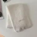 Minimalistische witte gebreide sjaal met een decoratief stoffen label voor dames - 151 cm / Wit