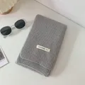 Sciarpa in maglia grigia minimalista da donna con un'elegante etichetta di testo decorativa. - 151 cm / Grigio chiaro