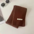 Sciarpa corta in maglia a coste marrone minimalista con dettaglio etichetta in tessuto - 151 cm / Caffè