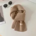Sciarpa corta in maglia beige calda con trama a coste ed una etichetta minimalista - 151 cm / Albicocca