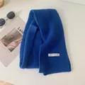Sciarpa corta in maglia a coste blu brillante minimalista da donna, calda e comoda - 151 cm / Blu Klein