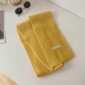Sciarpa corta in maglia giallo senape con un dettaglio di etichetta in tessuto minimal - 151 cm / Giallo Pulcino