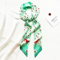 Gros plan d'un long foulard ruban en soie vert menthe aux motifs floraux d'art - Style Menthe Fleurs Portrait (T415-3) / Version Étendue