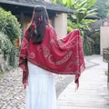 Vista dettagliata di uno scialle rosso in stile etnico con motivi paisley e frange - 65*200cm / Rosso