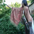 Dettaglio dello scialle etnico spesso con motivo paisley e frange - 65*200cm / Cammello