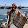 Elegante mantella poncho a quadri con cappuccio da donna per l'autunno e l'inverno - Stile a Quadri Spesso (LM0298) / Caffè