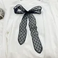 Close-up van een zwarte retro kanten strik voor veelzijdige en modieuze kledingstyling - Gevlochten Kant / Zwart