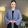 Nahaufnahme eines sternenblauen Pailletten-Chiffonschals mit weiten Ärmeln und elegantem Knoten - Einheitsgröße / Dunstblau