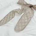 Gedetailleerde weergave van een elegant retro kanten lint met bloemenborduurwerk - Gevlochten Kant / Khaki