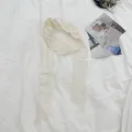 Gedetailleerde weergave van een crème bloemen kant lint sjaal voor haar of taille - Kant Bloemenkrans / Wit
