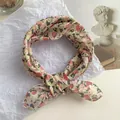 Détail d'un foulard à fleurs douces sur un fond blanc artistique avec accessoires - 58*58cm / Pomme