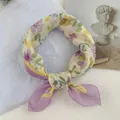 Nahaufnahme des eleganten geknoteten Blumenmusters auf einem lila-gelben quadratischen Tuch - 58*58cm / Rose Traumhaftes Violett