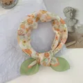 Écharpe élégante au toucher de soie avec motifs floraux orange et bords noués vert clair - 58*58cm / Tulipe Coucher de Soleil Orange