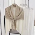 Ελαφρύ χακί βαμβακερό λινό μαντήλι με κομψή δαντέλα σε μια κρεμάστρα ρούχων - 100x100cm / Χακί