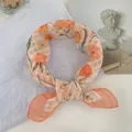 Elegante pañuelo cuadrado de seda con estampado floral naranja para el verano playa - 58*58cm / Narciso Naranja