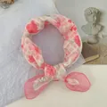Elegante pañuelo cuadrado de seda con motivo floral rosa y borde rojo para mujer - 58*58cm / Romance Rosa