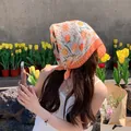 Eleganter Baumwoll-Viereckschal mit Blumenmuster als sommerlicher Sonnenschutz-Kopftuch - TULIPS ORANGE / 58x58cm